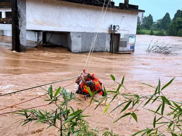 湖南多地暴雨,消防转移群众,目前当地的灾情如何?
