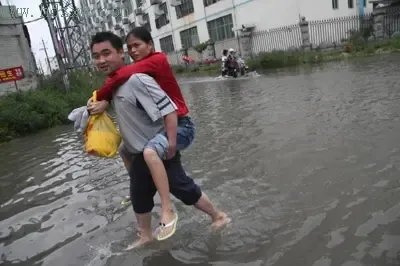 河南一女记者报道商户被淹忍不住哭了,是什么触动了她?