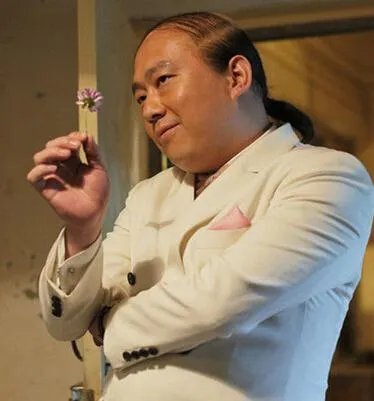 《欢乐喜剧人》第一季中白眉工作室中的梁超的演艺经历如何?