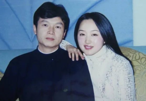 向华强花费百万请杨钰莹吃饭,赖文峰冲进去说:她是我的女人,发生了什么?
