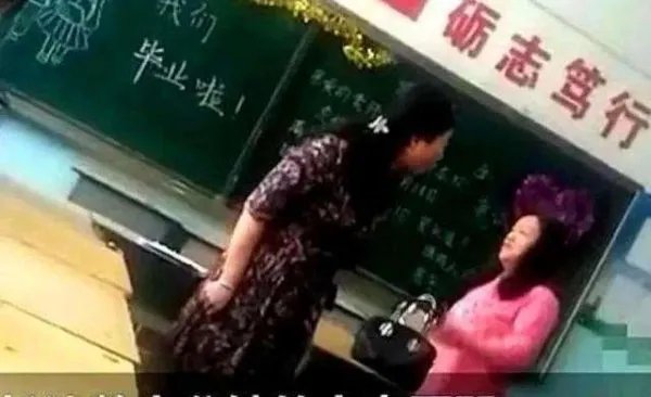 山西朔州谩骂学生教师被从25级降到1级,大家认为惩罚重了吗?