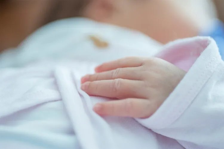 当下年轻人为什么不愿意生小孩？背后的真相，让人心酸......