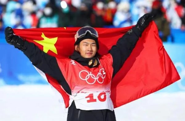 徐梦桃坐在高亭宇肩上举国旗入场,这是一幕什么样的场景?