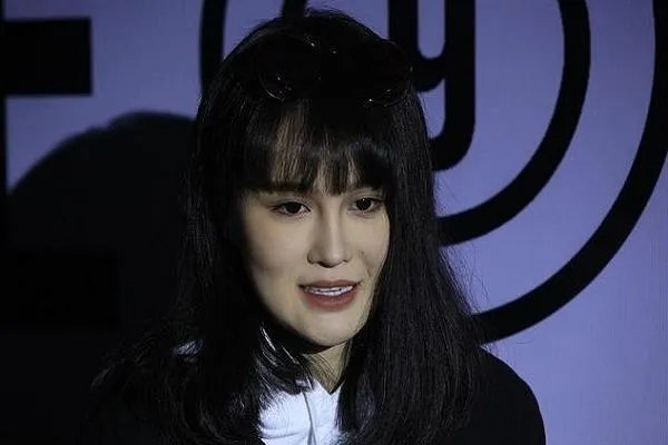 李若彤被黑的太惨了，赵本山23岁女儿近照曝光后网友为何这样说？