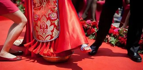 结婚当天新娘什么时候换鞋 结婚下车给新娘换鞋是谁