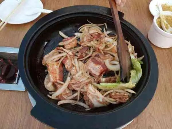 石锅烤肉怎么做好吃，石锅烤肉的家常做法