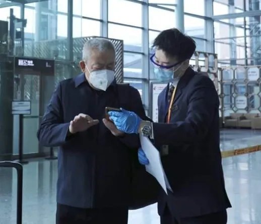 东航回应核酸过3分钟无法登机一事，具体是如何回应的？