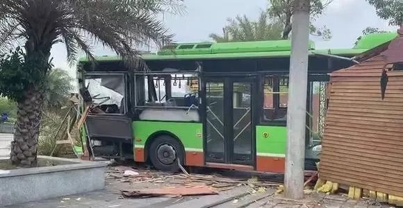 公交车突然失控冲向站台致2人死亡,警方的初步调查有何发现?