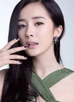 唐雪见跟杨幂谁漂亮点她们长得好像哦