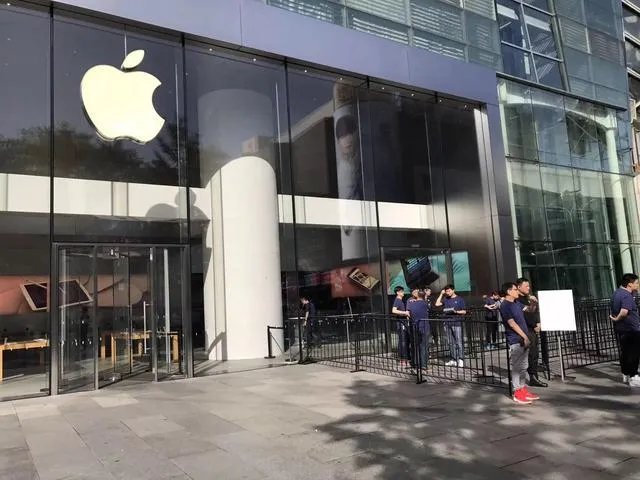 今天iPhone8开售,零售店却很冷清,这说明了什么?