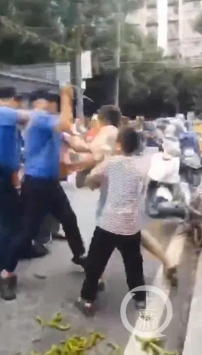 城管用秤杆捶女菜贩 相关部门:先处理人!