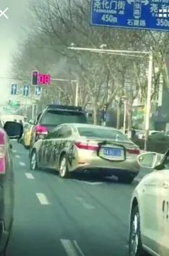 把轿车喷字拖上街的人触犯法律了吗?