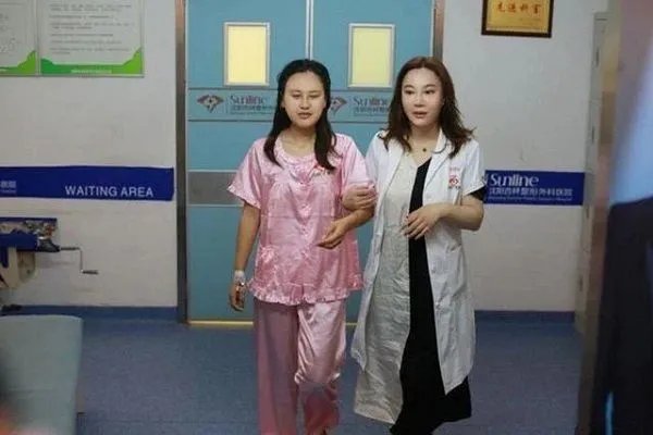 “歪脸女孩”治愈出院,她决定回山里当教师,这有多伟大?