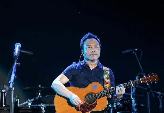 许巍的一首歌曲,歌词有一句是“你是茫茫人海中我的女人”